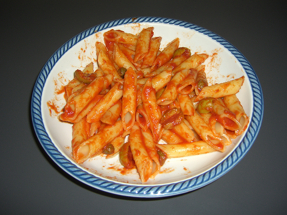 Penne con pomodoro, olive e capperi